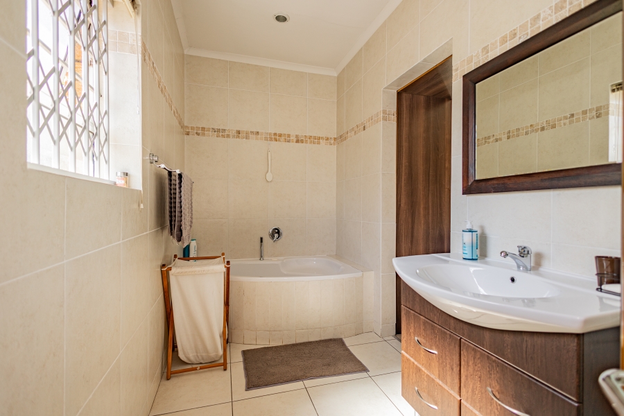 4 Bedroom Property for Sale in Amandelrug Western Cape